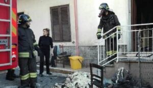 Incendio alla Sanità, 83enne gravemente intossicato
