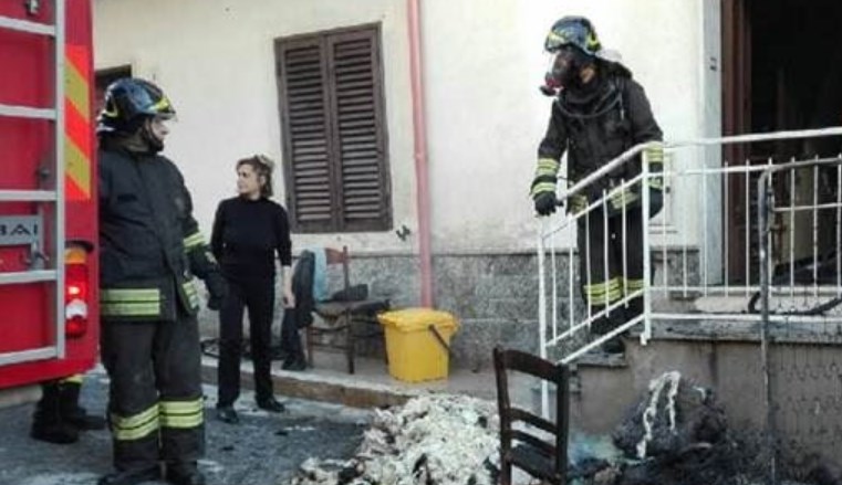 Incendio alla Sanità, 83enne gravemente intossicato