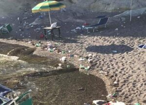 Marechiaro vittima dei "barbari", lo scoglione lasciato pieno di rifiuti