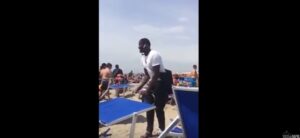 "Un giorno all'improvviso" cantata anche in spiaggia a Napoli, il video è virale