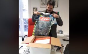 La SSC Napoli regala le maglie ai consiglieri comunali, ma Simeone la rifiuta: "ADL paghi e firmi la convenzione"