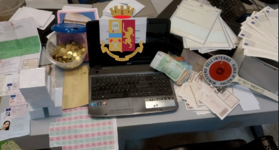 falsari documenti e soldi