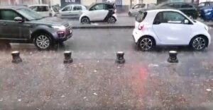 Grandinata si abbatte su Napoli, traffico in tilt