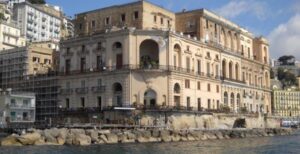 Posillipo, fuga dalla spiaggia: trovati due topi morti a mare