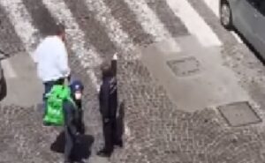 Napoli, chiede più soldi alla cliente, lite tra rider e Germano Bellavia al Vomero