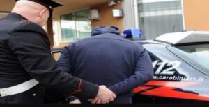 Picchia la moglie e poi le porta via i figli, arrestato un 33enne