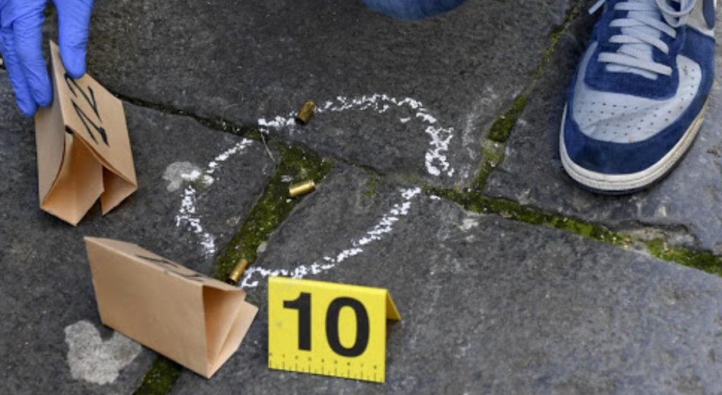 Agguato a Torre Annunziata nella notte, uomo di 33 anni raggiunto da colpi di pistola