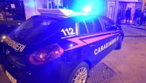 Raid al bar, inseguimento e fuga con l'incasso: è caccia ai rapinatori