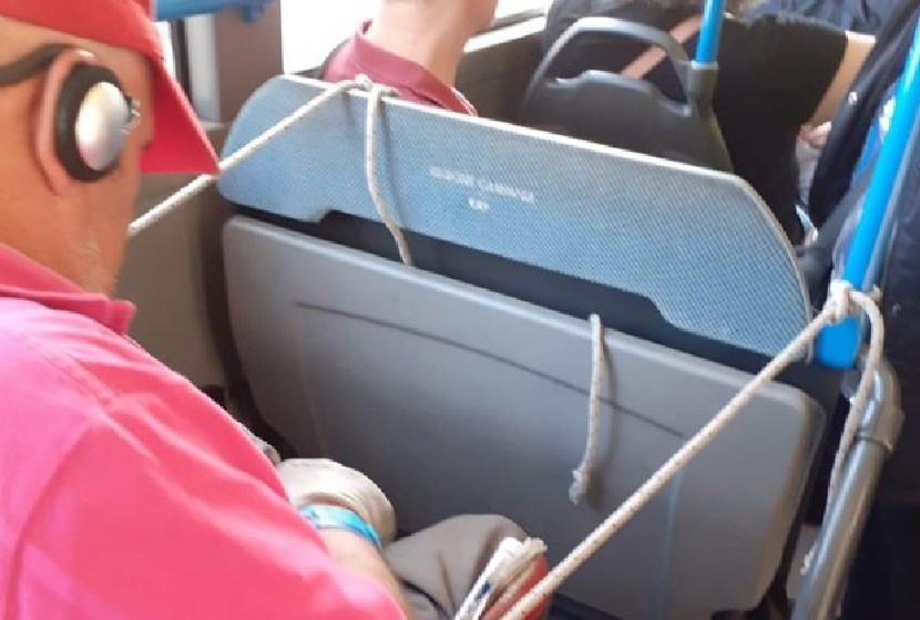 Mancano le cinture di sicurezza, disabile costretto a legarsi nel bus
