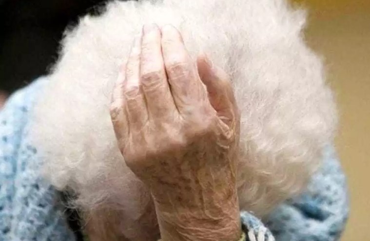 Minaccia, picchia e maltratta la nonna: la donna costretta a scappare di casa