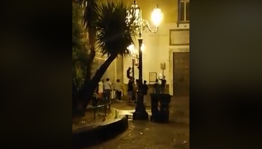 Napoli, centro storico preda delle baby gang: scatta la denuncia online