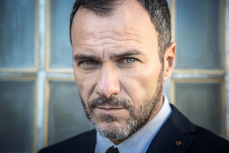 Dopo la decisione del Comune di Napoli ci sarà domani la cerimonia. Presente il sindaco De Magistris. L'attore: "Grazie a tutti"