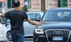 Cocaina, minacce e ruote bucate: al centro storico dominano i parcheggiatori abusivi
