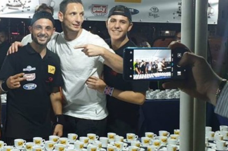 Napoli, barista vince il record mondiale di caffè espresso: 703 tazzine in un'ora
