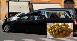Carro funebre si ferma con il defunto alla pompa di benzina, è corsa ai numeri a lotto