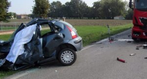 Incidente mortale in provincia, si schianta contro un muro: perde la vita una donna