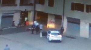 Anziano importuna una donna, preso a calci e pugni dal fidanzato