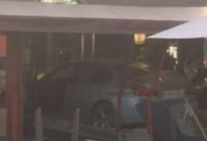 Parigi, auto contro una pizzeria: muore una bimba di 8 anni