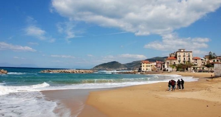 Santa Maria di Castellabate: Guardia Costiera sequestra ombrelloni ai bagnanti