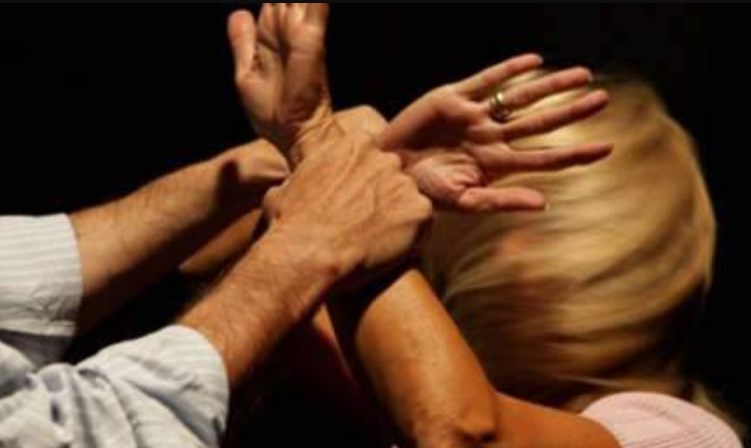 Poggiomarino, 48enne in astinenza distrugge la casa e poi picchia mamma e sorella: arrestato