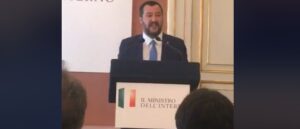 Salvini a Napoli: "La camorra è una vergogna e fa schifo. Più agenti in città, tornerò a novembre"