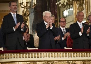 Mattarella in piedi al San Carlo: applauso per Noemi