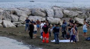 Dramma a Napoli, muore mentre fa il bagno a mare a Bagnoli