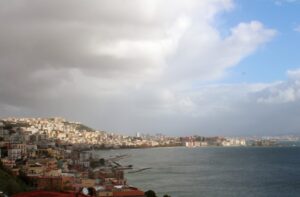 Meteo Napoli: forti venti e temporali si abbattono sulla città