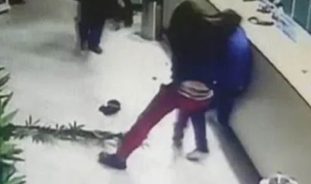 Violenza nel Napoletano, si contendono la suocera, scoppia lite in famiglia: 6 persone arrestate