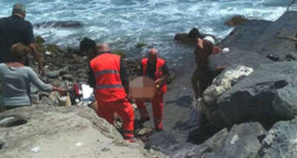 Follia a Napoli, litiga con l'amica e la spinge sugli scogli: giovane di 22 anni rischia la vita