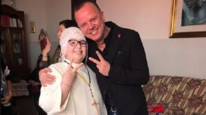 Gigi D'Alessio alla comunione di Aurora, la bimba simbolo della "Terra dei fuochi"