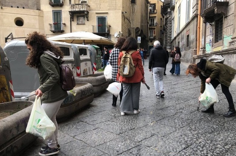 Raccolgono le cicche di sigaretta per strada, il gesto di civiltà di alcuni ragazzi