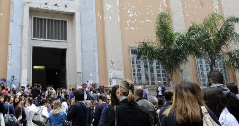 Liceo Umberto, finisce la scuola ma gli studenti sono scontenti: "Volevamo fare i gavettoni"