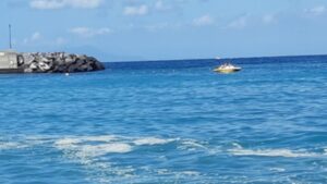 Mare sporco in Costiera, la denuncia: "Rifiuti e schiuma, colpa degli scarichi"