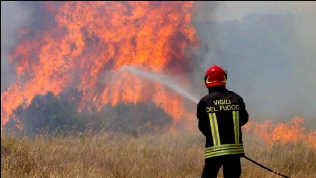 La Protezione civile: "Due aerei francesi a supporto. La situazione migliora"
