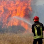 La Protezione civile: "Due aerei francesi a supporto. La situazione migliora"