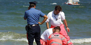 Dramma a Castelvolturno, malore dopo bagno a mare: muore in spiaggia