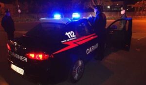 Follia al bar, cacciato dal locale ferisce il barman con un paio di forbici