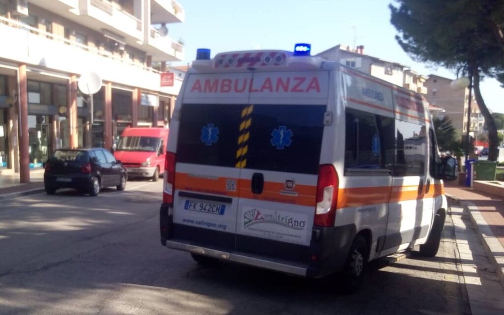 Dramma a Villaricca, rincorre nipote su una giostra, cade e sbatte la testa: grave giovane nonna