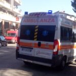 Dramma a Villaricca, rincorre nipote su una giostra, cade e sbatte la testa: grave giovane nonna