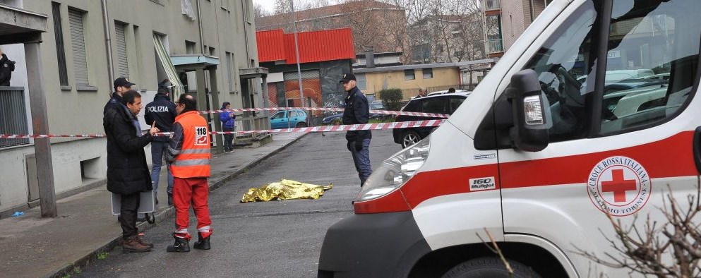 Tragedia a Castel Volturno, giovane cade dal 2 piano e muore sul colpo