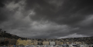 Le condizioni meteo in Campania continuano a essere critiche. Dopo i forti temporali che hanno interessato l’intera regione nel fine settimana, non sono finite le perturbazioni. Sebbene in giornata il tempo tenderà a migliorare a Napoli, a partire da domani sono previsti nuovi fenomeni temporaleschi. Da questa notte, infatti, il tempo dovrebbe peggiorare nuovamente, portando temporali nell’intero corso della giornata di martedì. I forti rovesci continueranno anche mercoledì . Soltanto da giovedì il clima dovrebbe tendere a un miglioramento, le piogge, infatti, secondo le previsioni, cesseranno per lasciare spazio al sole. Il miglioramento climatico, però, durerà poco. Sembrerebbe che già da venerdì ricompaiano i fenomeni temporaleschi. Le perturbazioni, infatti, dovrebbero interessare l’intero fine settimana prossimo, a leggeri piogge si alterneranno violenti fenomeni temporaleschi. Le piogge che interesseranno l’intera regione porteranno anche un ulteriore calo delle temperature. Se l’ultima perturbazione ha fatto scendere le massime a 19-20 gradi, nei prossimi giorni l’asticella del termometro arriverà anche a 17-15 gradi. Segnale che l’autunno sembra essere davvero arrivato.