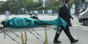 Dramma a Torre Annunziata, si accascia su una panchina e muore