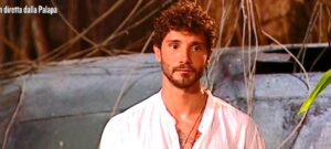 Stefano De Martino preso in giro in diretta televisiva, l'ira dei fan