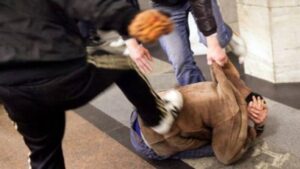 Ragazza molestata dal branco, il fidanzato la difende e viene pestato: calci, pugni e catene