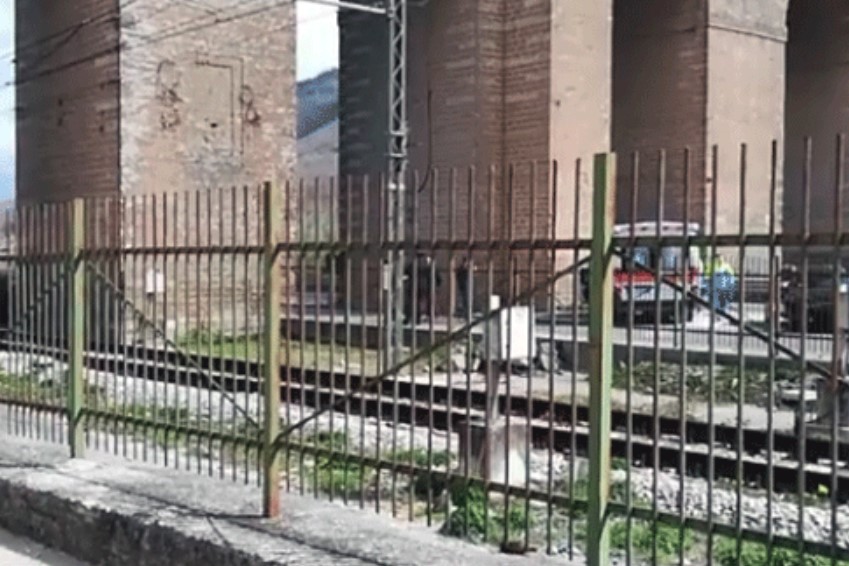 Dramma in provincia, donna si lancia dal ponte e si toglie la vita