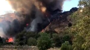 Incendio sulla collina di Agnano, paura per i residenti
