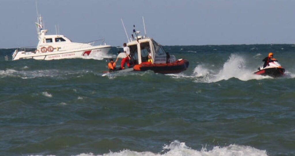 Marinaio colpito da infarto al largo di Capri: muore durante le operazioni di soccorso