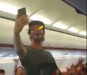 Stefano De Martino sale in aereo e manda in delirio i suoi fan