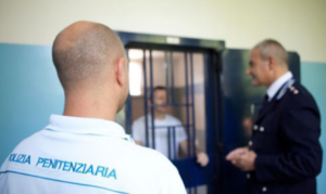 Prete va in carcere con 8 cellulari nascosti, fermato nel carcere di Carinola